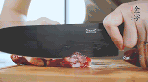 食材統(tǒng)統(tǒng)切成片，待用。