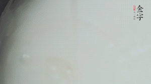 將浸泡了30分鐘的米放入電飯煲中，在水中加入半勺油。