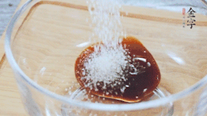 合上蓋子，啟動(dòng)電源煮飯。期間混合好調(diào)味汁。