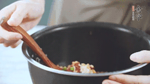 揭開鍋蓋，放上青菜，荷包蛋，就可以吃了。