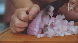 2.半個(gè)青椒、半個(gè)黃椒切圈、一個(gè)洋蔥切丁、三個(gè)白蘑菇切片備用。