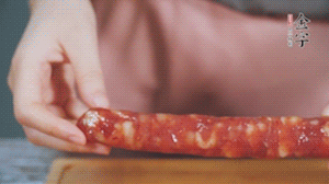 金字火腿肉香腸切成片狀。