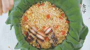 擺上金字醬肉，妥帖包裹好上鍋蒸。