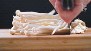 海鮮菇、蟹味菇去掉根部，洗凈。