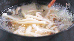 依次放火腿、豆腐，加水大火燒開，小火燉煮20分鐘，出鍋前撒上蔥花即可。