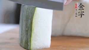 冬瓜去瓤去皮，切小塊。