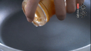 植物油入鍋，翻炒冬瓜。