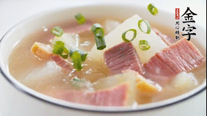 出鍋前撒上蔥花。