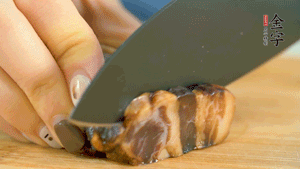 金字風(fēng)味醬肉切成片，上鍋蒸15分鐘。