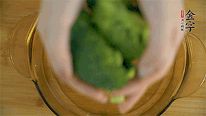 西蘭花洗凈，切成小塊汆燙，切碎。