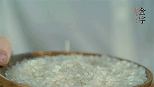 大米、糯米混合上電飯鍋蒸熟。