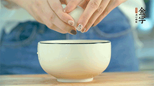 雞蛋液打散，可以加點(diǎn)鹽和黃酒，邊煎邊用筷子攪拌。