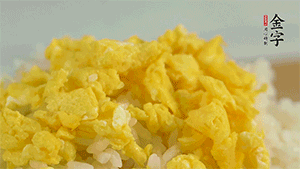 將雞蛋碎、西蘭花碎和放涼的米飯混合，用少許鹽、橄欖油調(diào)味。