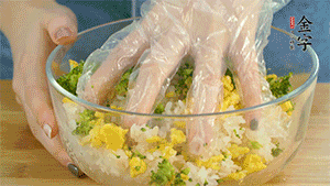 將飯團(tuán)用手搓捏成圓球狀。