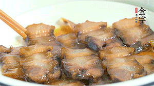 鋪上一片醬肉，撒點(diǎn)芝麻即可。