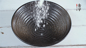 面粉加適量清水，攪拌成糊狀。