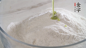 將艾草葉放入料理機(jī)中，加1倍的水打碎。和澄粉、糯米粉、少許油混合成面團(tuán)。