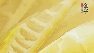 春筍洗凈，去殼去老根后焯水，切粒備用。