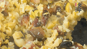 熱油起鍋，下醬肉丁炒香，再加入筍丁、適量水淀粉勾芡翻炒均勻。