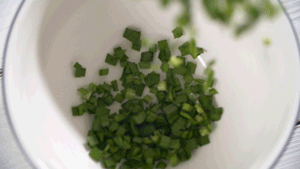 韭菜洗凈，切粒。
