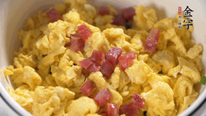 將香腸、韭菜、雞蛋攪拌均勻，可適當(dāng)加玉米油、十三香、味精調(diào)味。