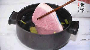 整塊豬肉，加蔥、姜片、料酒焯水。