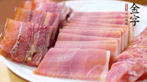 擺盤后鋪上老豆腐，淋點料酒，灑點白糖上鍋蒸20分鐘。