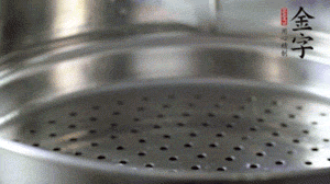 出鍋后，倒扣臘味，撒上蔥花即可。