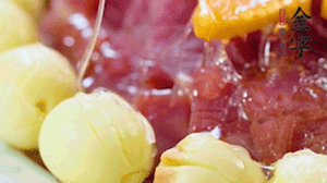 出鍋前10分鐘淋上蜂蜜，倒扣出來(lái)撒上桂花，擺上胡蘿卜裝飾即可。