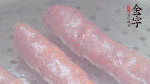 金字香腸上鍋，大火蒸5分鐘，切片備用。