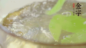 萵筍去皮切片，加鹽焯水。