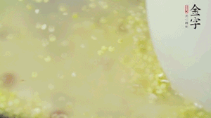 糯米、紅豆浸泡1小時(shí)，和小米一起入電飯鍋蒸熟。