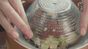 碗倒扣到盤中，擺上焯水后的熟蝦仁即可。