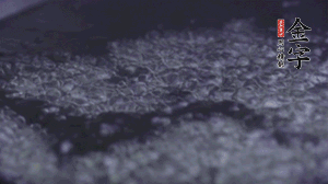 小青菜洗凈后，鍋中水燒開，放點鹽和滴幾滴油后燙熟。