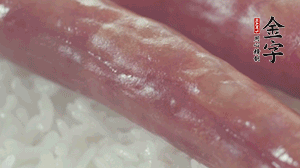 關(guān)上蓋子，煮到米飯露出時。