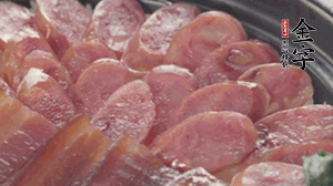 沿著米飯邊淋一圈玉米油，擺上小青菜，淋上醬油和湯調(diào)成的醬汁，撒上辣椒粒、香蔥末即可。