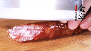 金字肉感香腸切成片，大蒜切末。