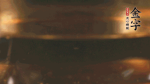 冷水下鍋，加入牛仔骨、姜片焯水備用。