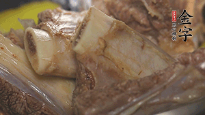 鍋中加熱適量油，加入姜和牛仔骨炒至外表呈金棕色。