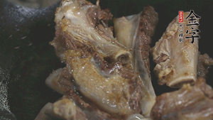 加入白蘿卜、料酒、水、火腿煮40分鐘。