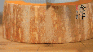 南瓜去皮洗凈后，切成規(guī)則的長(zhǎng)方形。