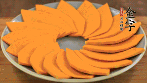 秋葵、南瓜交叉擺在盤中，然后香腸片置于上面，擺成花環(huán)狀。