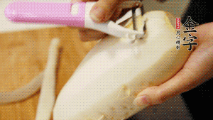 蘿卜去皮，切成絲。（如果用擦菜板，不能選擦成太碎的）