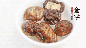 鍋加熱至7成，放蘿卜絲煸炒，加3粒冰糖翻炒至透明，盛出備用。