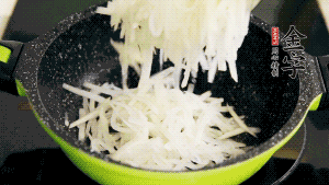 鍋加油至5成熱，放香腸粒、臘肉粒翻炒，等脂肪變透明后，加香菇、瑤柱、蝦米，放適量冰糖、胡椒粉、鹽炒至香味溢出。