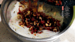 在蒸盤(pán)中鋪上油紙，鋪好食材后壓一壓，蒸箱中蒸30分鐘即可。（蒸好的蘿卜糕切成厚片，用少量油煎一下，撒點(diǎn)蔥花口味更好。）