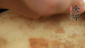 金字香腸切片，藕去皮切薄片備用。