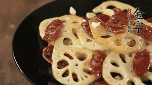 出鍋前加少許鹽調(diào)味，撒上蔥花即可。