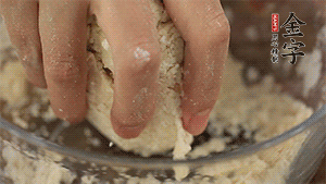 揉勻成光滑的面團后，醒發(fā)半小時。