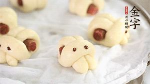 上鍋大火蒸20分鐘后，關(guān)火燜5分鐘就可以了。